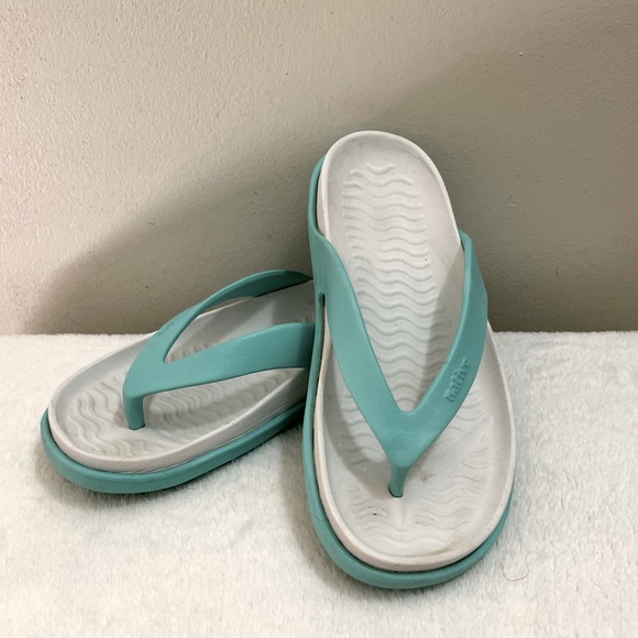 Native Shoes Teal and white flip flops - Picture 4 of 6